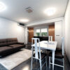 Salón decorado con virtual home staging. inmobil-ia